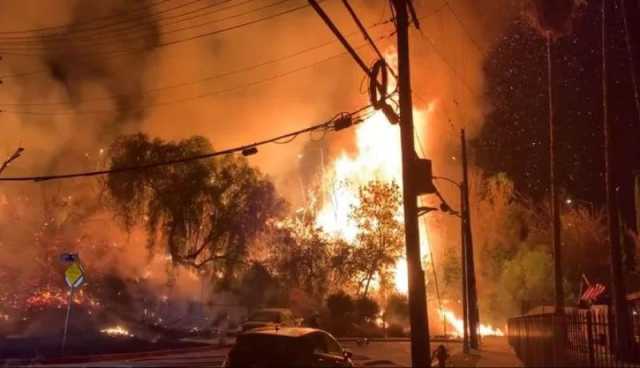 بالفيديو.. حريق هائل يلتهم مساحة “6 ملاعب” في أمريكا
