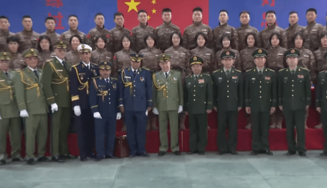 الفريق أول شنقريحة يزور الوحدة 72 التابعة للقوات الجوية الصينية