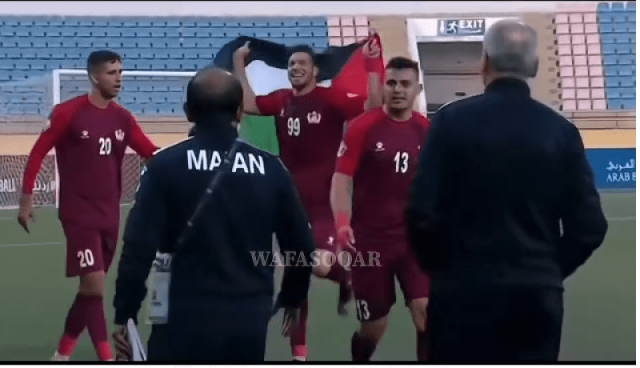 بالفيديو.. لاعب جزائري يعيد سيناريو رقصة بلايلي بـ “العلم الفلسطيني”  