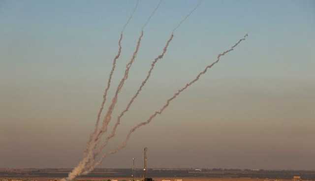 في هجوم واسع.. المقاومة  تقصف تل أبيب برشقة صاروخية