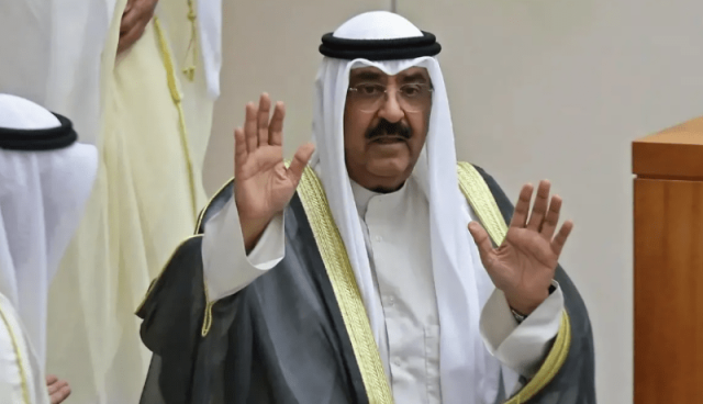 الشيخ مشعل الأحمد يؤدي اليمين الدستورية أميرا للكويت