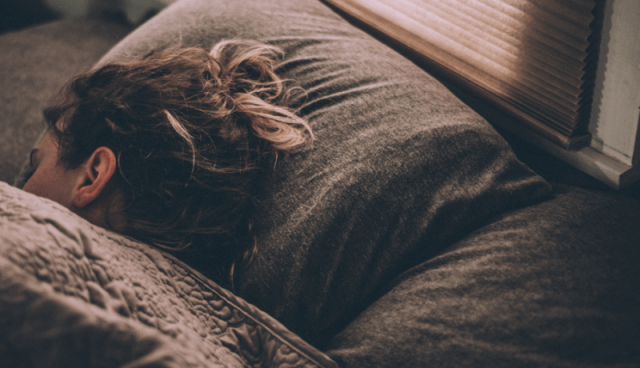 دراسة: علامة أثناء النوم تُنبئ بمرض خطير