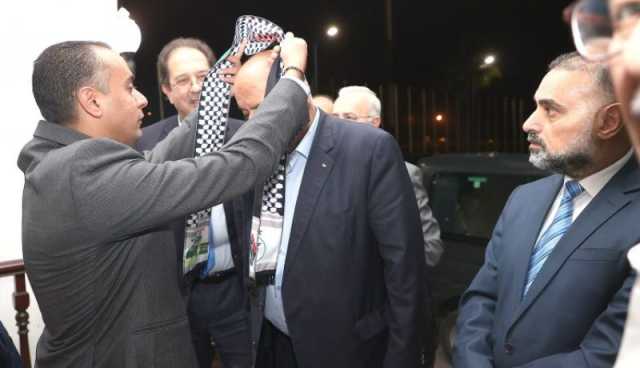 بالصور.. صادي يستقبل بعثة المنتخب الفلسطيني
