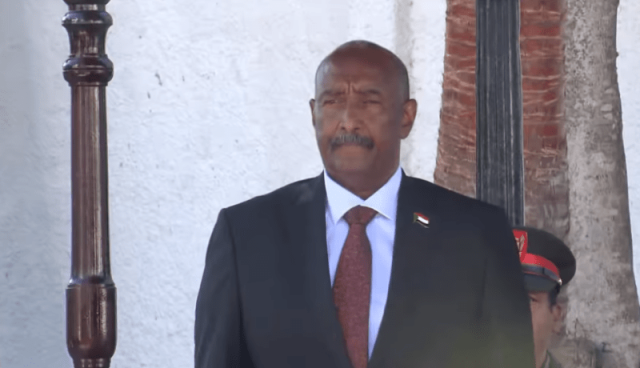 رئيس مجلس السيادة السوداني يقوم بزيارة إلى جامع الجزائر