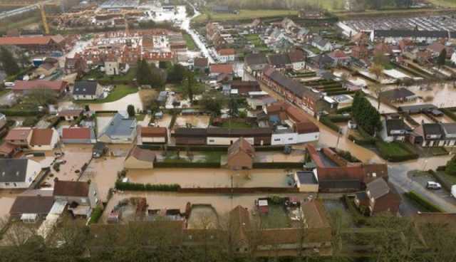 الفيضانات تغرق فرنسا وأكثر من 10 آلاف منزل بدون كهرباء