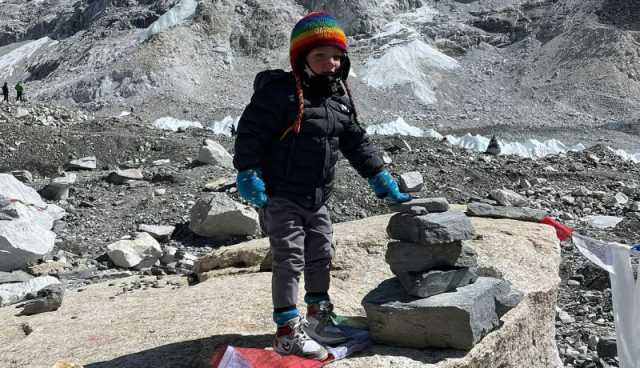كارتر.. أصغر طفل في العالم يصل إلى قمة جبل إيفرست