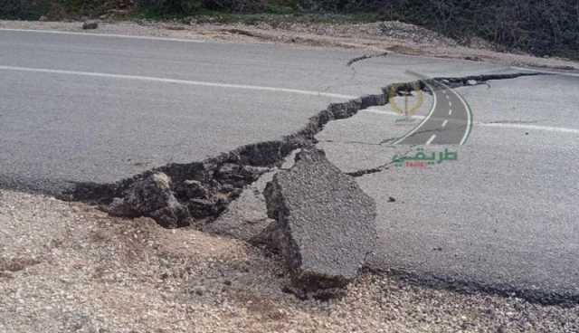 بالصور: تيزي وزو .. الدرك الوطني يحذر من تشقق واهتراء هذا الطريق