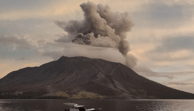 بركان إيبو يثور في إندونيسيا