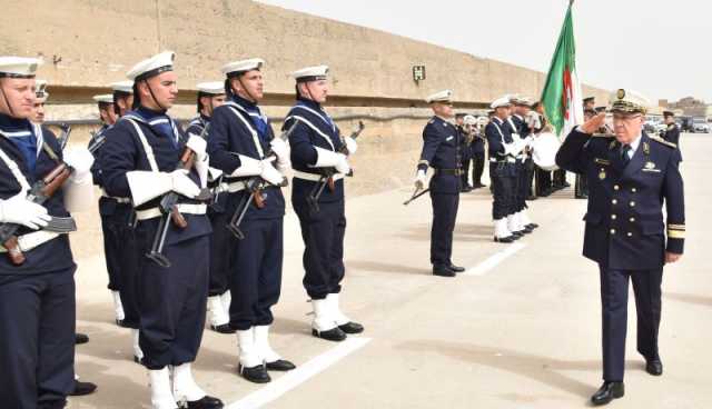 قائد القوات البحرية يفتش سفينة الإنزال والتدعيم الإمدادي”قلعة بني حماد”