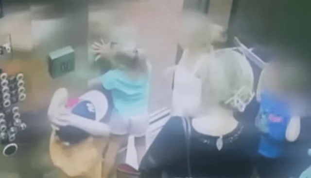 فيديو يحبس الأنفاس.. طفلة كادت تخسر يدها في المصعد!