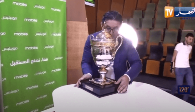 بالفيديو.. عرض مجسم كأس الجزائر بمقر شركة “موبلييس”