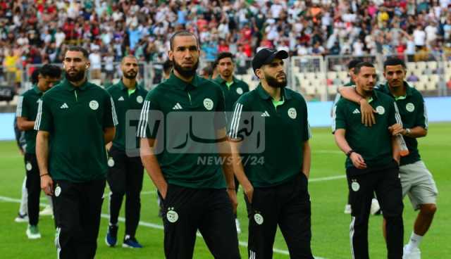 بالصور.. براهيمي ورفقائه يعاينون أرضية ملعب “نيلسون مانديلا”