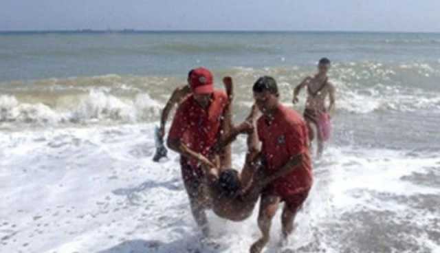 جيجل.. انقاذ 4 شباب من الغرق بشاطىء المنار الكبير