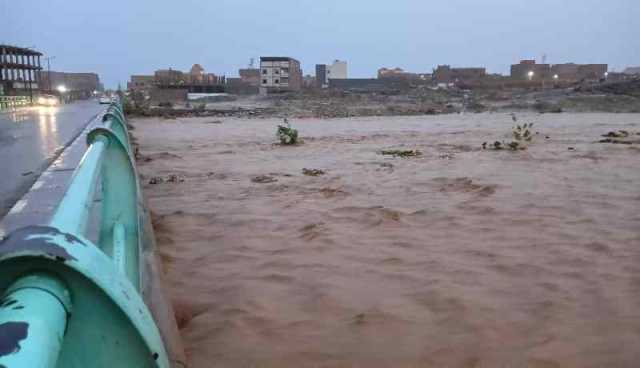 سيول جارفة.. إنهيار جدران مباني وإخراج سيارات عالقة بسبب الأمطار