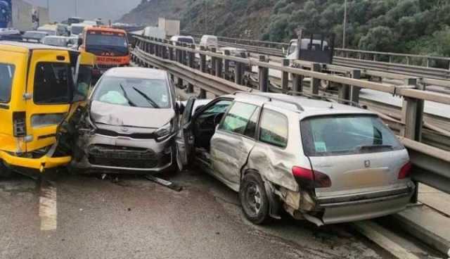 البويرة.. 3 جرحى في حادث اصطدام تسلسلي لـ 4 سيارات ببودربالة