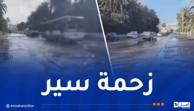 بالفيديو.. انفجار أنبوب ماء يسبب اختناق مروري بالعاصمة