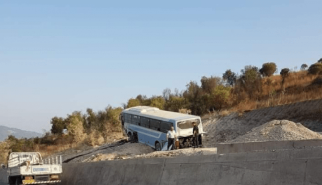 البويرة.. جريحان في إنحراف حافلة لنقل المسافرين في تيكجدة