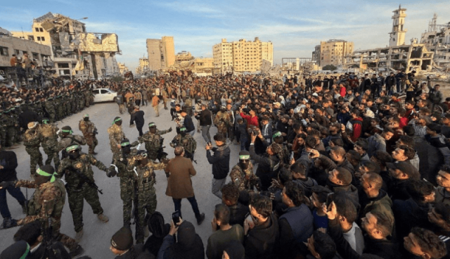 بالفيديو.. إطلاق سراح أول 3 أسيرات في غزة