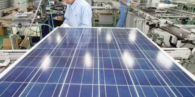 دولة عربية تفاجئ الجميع وتقيم مصنع عملاق لصناعة الخلايا الشمسية