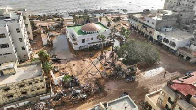 أمواج البحر تلفظ جثث ضحايا الفيضانات في ليبيا / فيديو