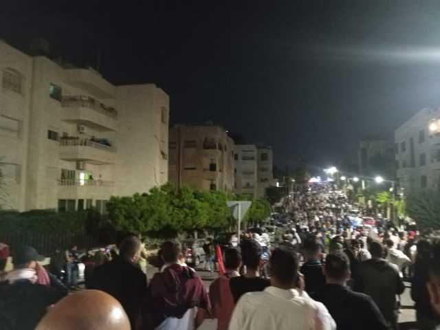 الآلاف في محيط سفارة الكيان رغم استخدام المسيل