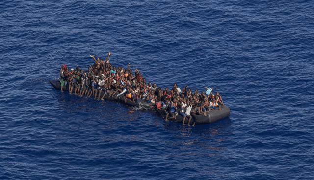 إنقاذ 325 مهاجراً جنوب إيطاليا