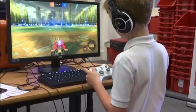تعلقه الشديد بالألعاب الإلكترونية يثير مخاوفي حوله مردوده الدراسي