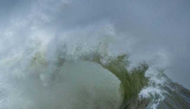 موجة يبلغ ارتفاعها 21 مترًا تضرب سواحل فينيستير بفرنسا