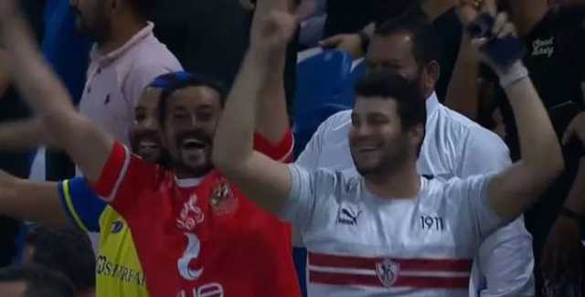 - مشجع أهلاوي يحتفل مع جماهير الزمالك بالتقدم على حساب الاتحاد المنستيري