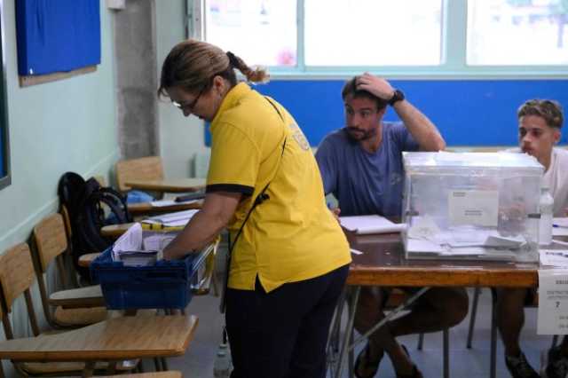 الناخبون في إسبانيا يدلون بأصواتهم في انتخابات عامة