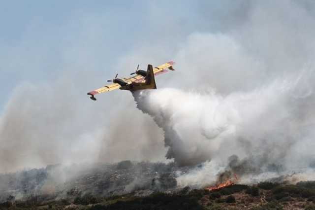 رجال الإطفاء يسيطرون على حرائق بالقرب من موقع أثري في اليونان