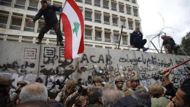 نواب حاكم مصرف لبنان يقترحون تعويم الليرة