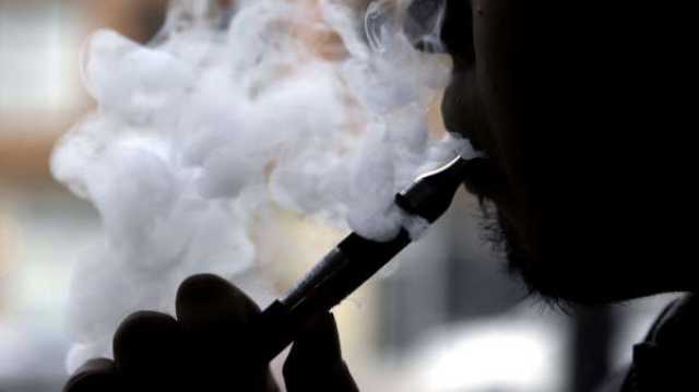 دراسة تكشف عن خطورة الجمع بين تدخين السجائر التقليدية والإلكترونية