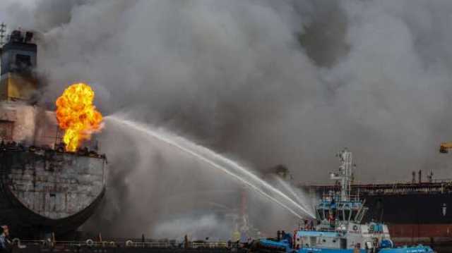 اندلاع حريق ضخم في سفينة تنقل 3 آلاف سيارة من ألمانيا إلى مصر... فيديو وصور