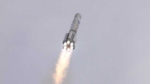 بعثة الفضاء الروسية تسابق منافستها الهندية إلى القمر