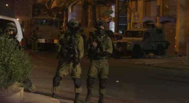 مراسل رؤيا: قوات الاحتلال تقتحم بناية سكنية في نابلس