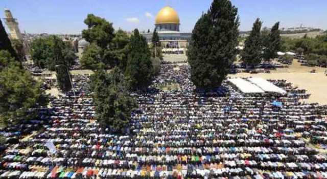 ٣٥ ألفا يؤدون صلاة الجمعة في المسجد الأقصى