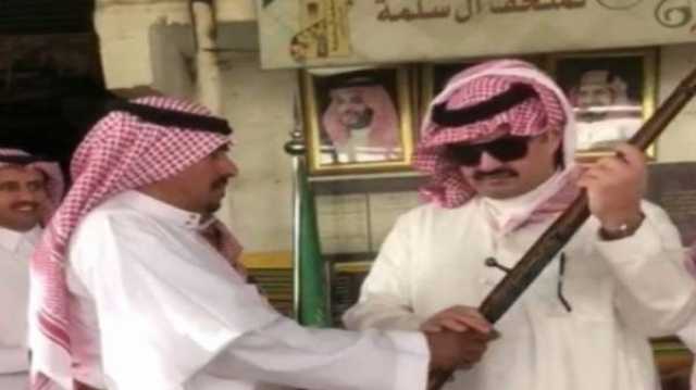 أمير عسير يقبل هدية متحف آل سلمه في بلقرن ويعيدها إلى المتحف تقديرا لهم .. فيديو