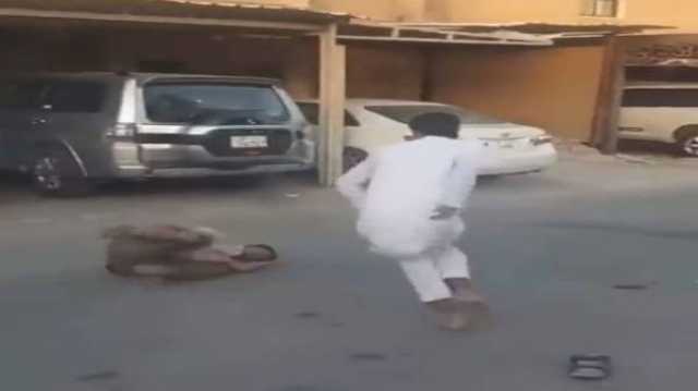 كويتي يعتدي على وافد بشكل وحشي والداخلية تحقق.. فيديو اخر خبر
