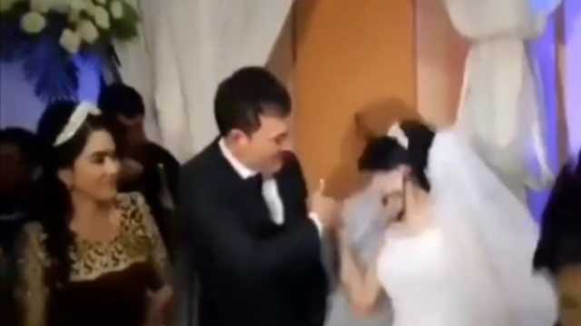 عريس يعتدي على زوجته أمام المعازيم بسبب مزحة.. فيديو اخر خبر