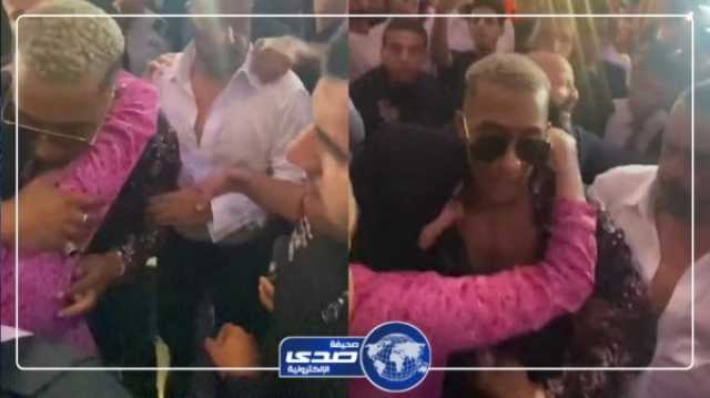 معجبه تفقد شعورها لحظة رؤيتها للفنان محمد رمضان وتحتضنه والجمهور : الحجاب ديكور.. فيديو اخر خبر