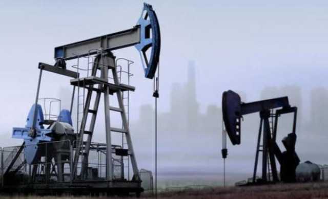 النفط يرتفع على خلفية تخفيضات أوبك+ والمتعاملون يركزون على بيانات اقتصادية