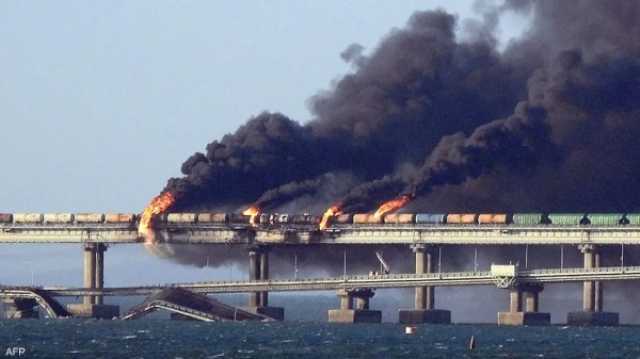 روسيا تعلن تعليق حركة القطارات على جسر القرم بعد تعرضه لهجوم صاروخي