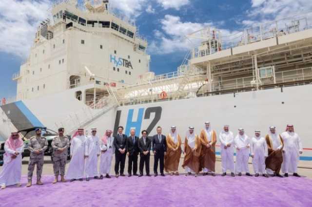 وزيرا الطاقة والاستثمار يتفقدان ناقلة الهيدروجين اليابانية الأولى عالمياً في ميناء جدة