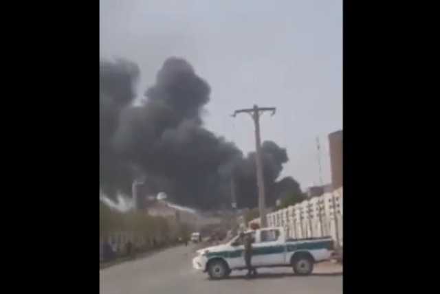 بالفيديو.. اندلاع حريق في مصفاة نفط بجنوب إيران