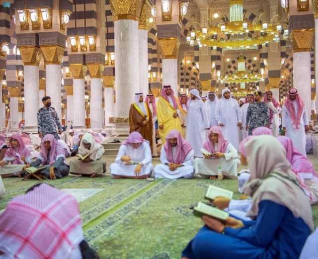 أمير منطقة المدينة يزور حلقات القرآن الكريم في رحاب المسجد النبوي