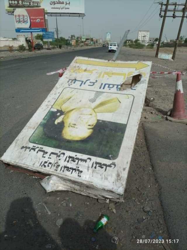 أثار سخطاً واسعاً لدى المواطنين .. قامة نضالية يمنية على قارعة الطريق وسط أنظار المعنيين  