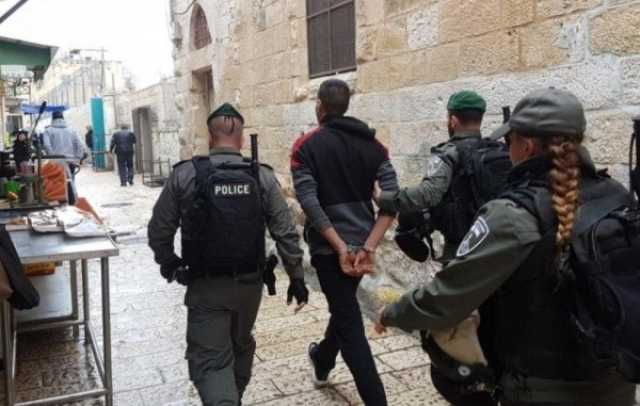 الاحتلال يعتقل شابًا عند أحد أبواب المسجد الأقصى