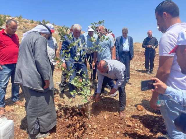 وزير الزراعة يفتتح وحدة ريّ ويتفقد مشاريع زراعية في محافظة طوباس