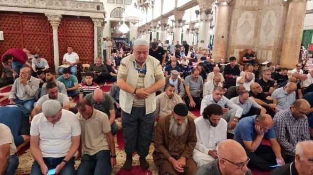 حشود غفيرة تؤدي صلاة الفجر في المسجدين الأقصى والإبراهيمي